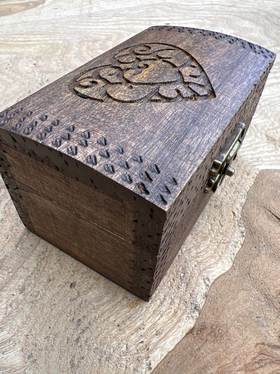 Cute little box with heart engraving. Can be personalised inside the lid.