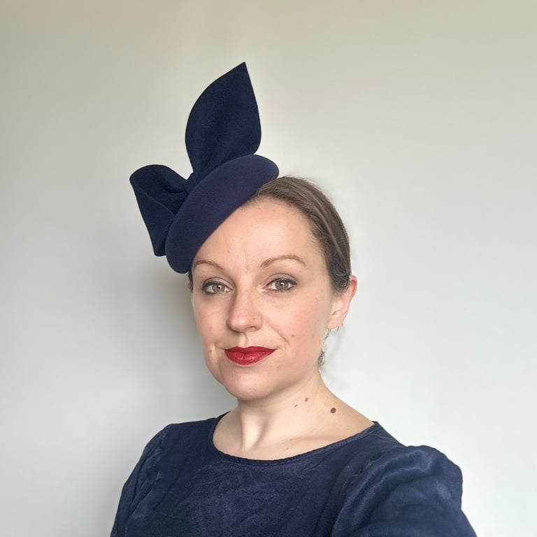 Navy Blue Felt Fascinator Hat – Elegant Women’s Wedding & Races Headpiece 