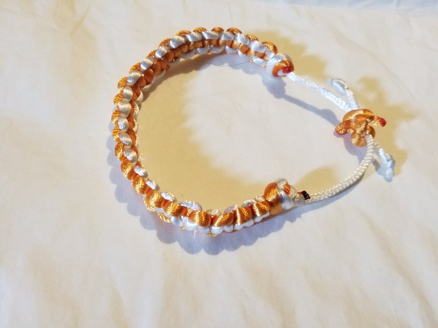 Handmade orange and white macrame bracelet reversible, adjustable 