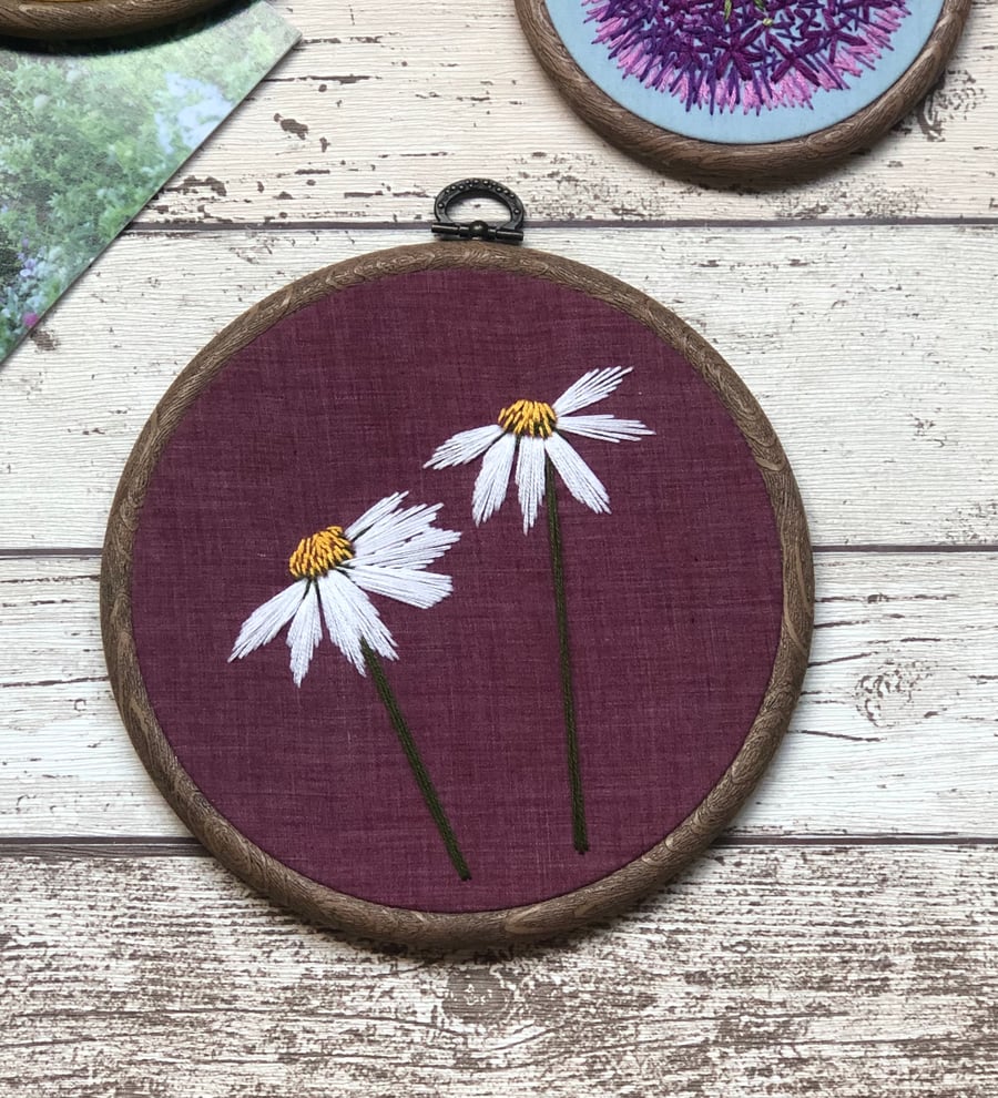 Floral embroidery art hoop, Daisy in on purple 