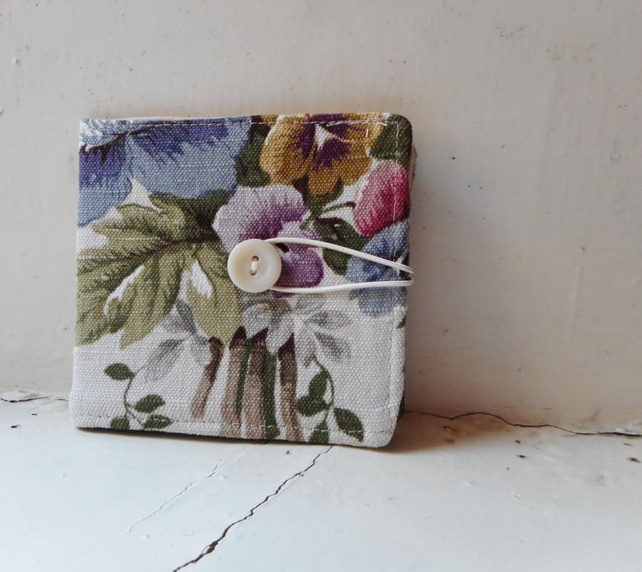 Sold - Ceres - Recycled fabric wallet in a vintage floral 