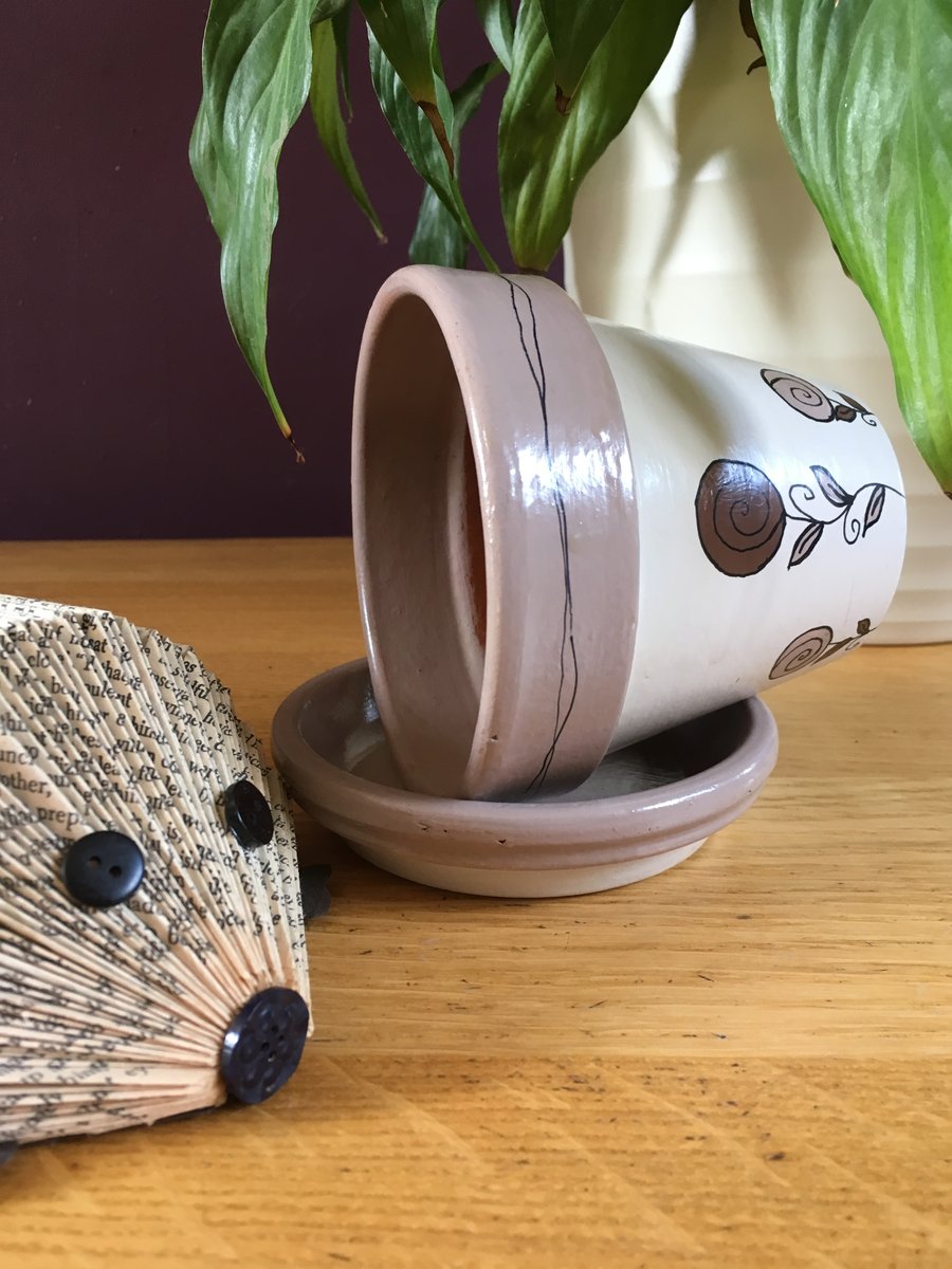 HAND PAINTED FLOWER POT AND SAUCER (11CM) - Brown & Beige