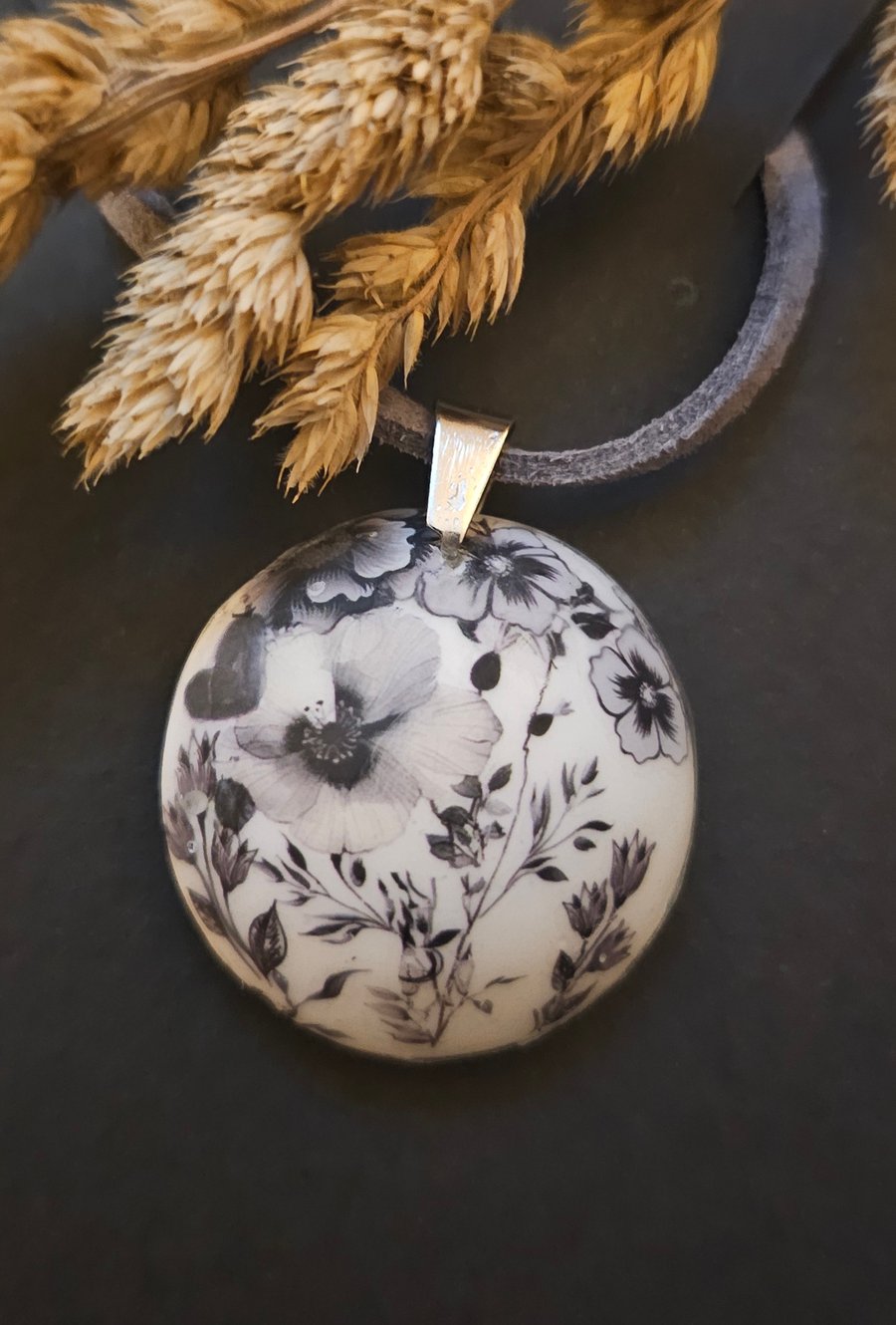 Black flower pendant