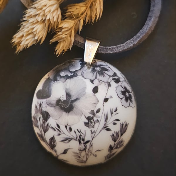 Black flower pendant