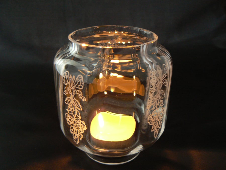 Engraved hurricane lamp (floral garland) 