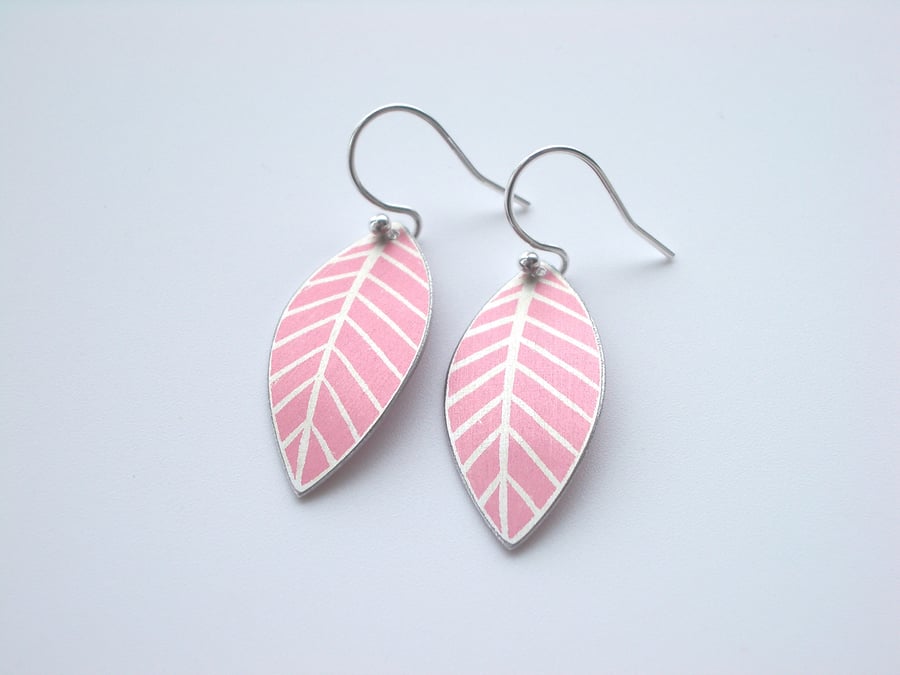 Leaf earrings in pastel pink