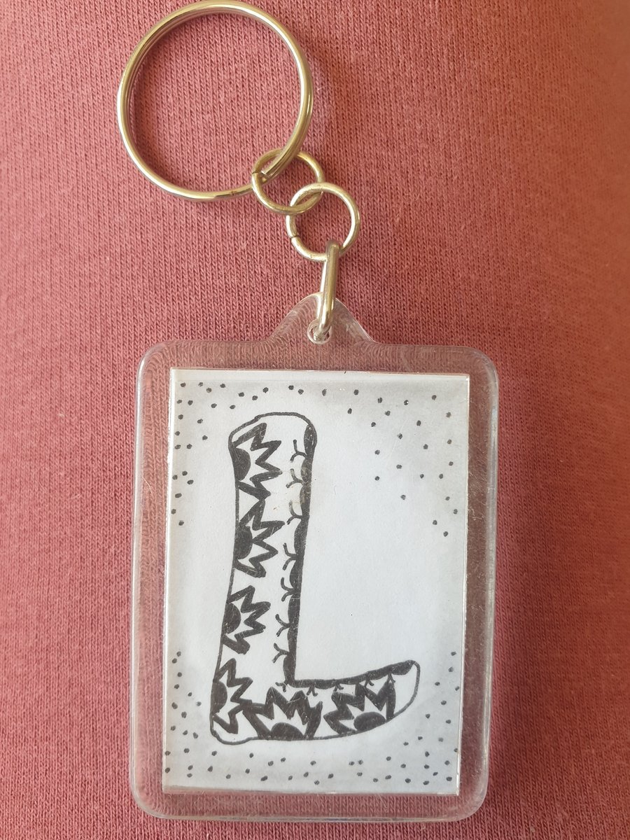 Hand drawn initial "L" keyring.