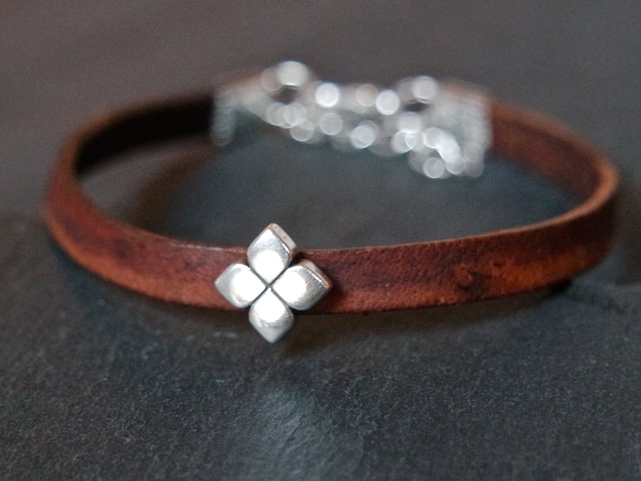 Leather bracelet - Flower dark brown silver