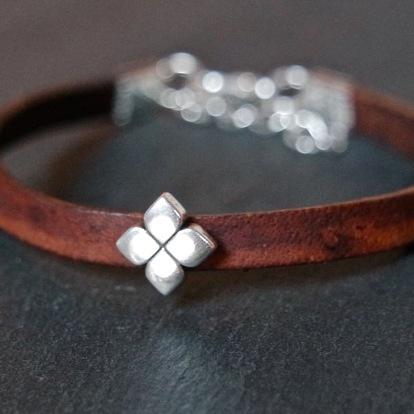 Leather bracelet - Flower dark brown silver