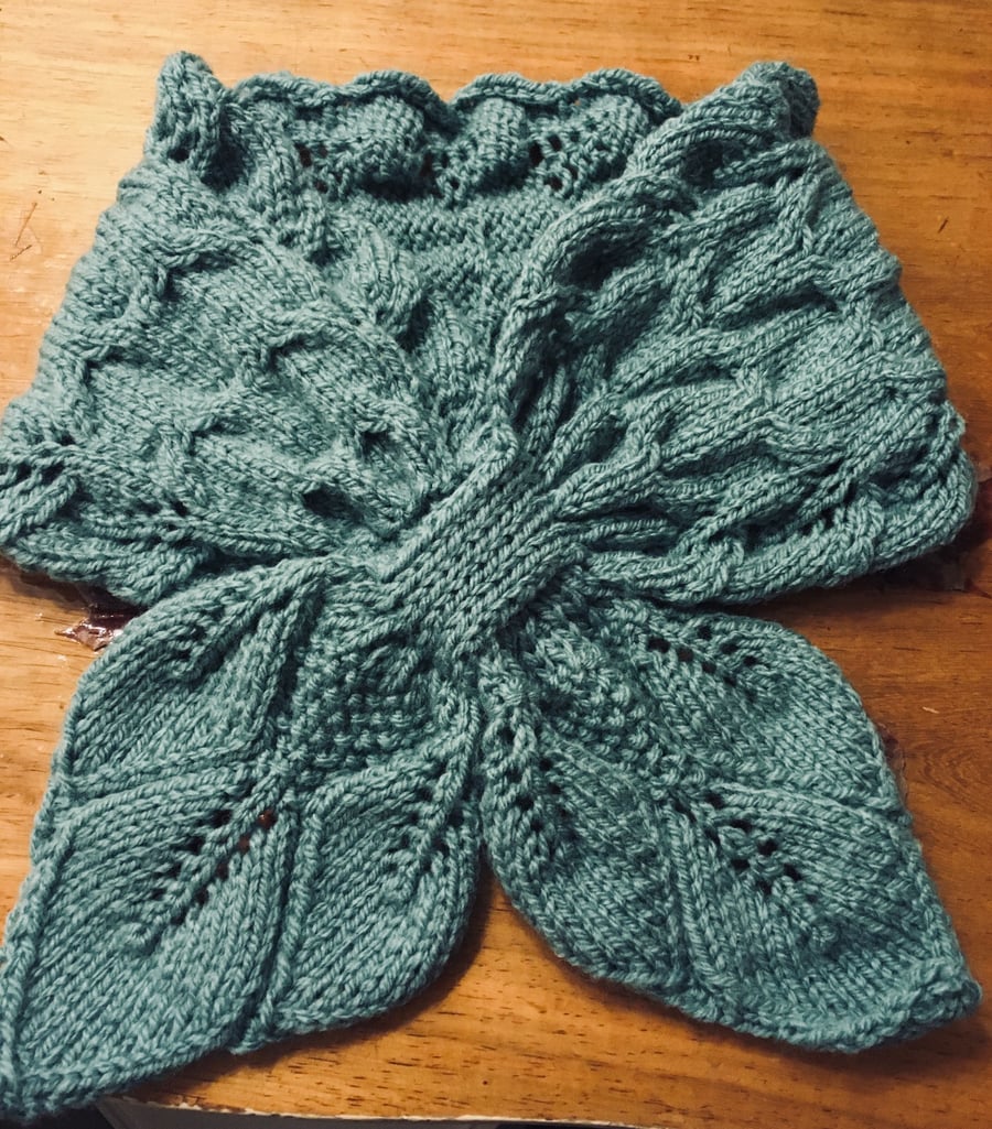 Aran cross over scarf in leaves and cables pattern