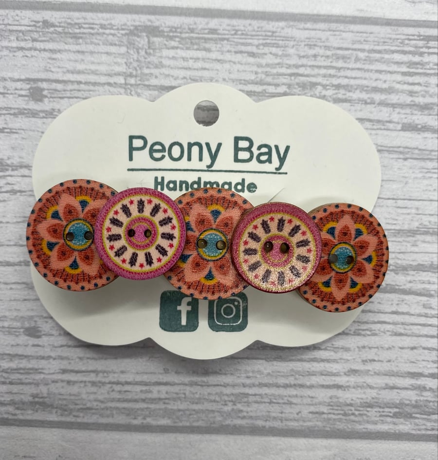 Women’s button barrette hair clip in pink 