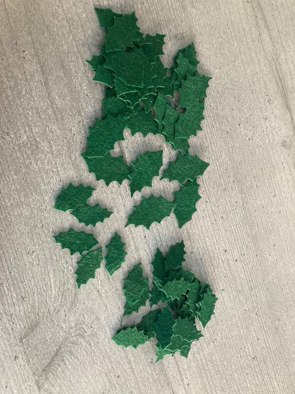 Green felt cut leaves (70)