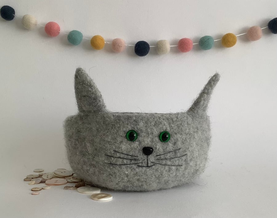 FELTED 'FUSSPOT' BOWL, desk tidy  . Cat. Grey . Home decor.