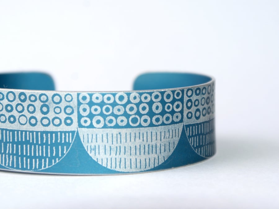 Seed head pattern aluminium cuff grey blue