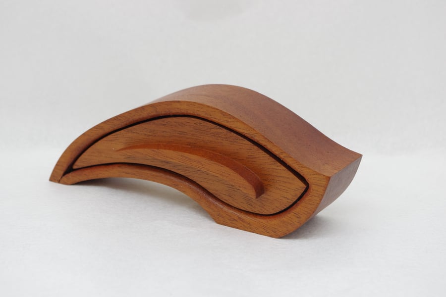 Small wooden trinket, keepsake, jewel box. Handmade Mahogany bandsaw box.