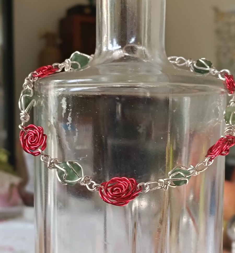 RED ROSES & GREEN LEAVES - Seaglass Bracelet et