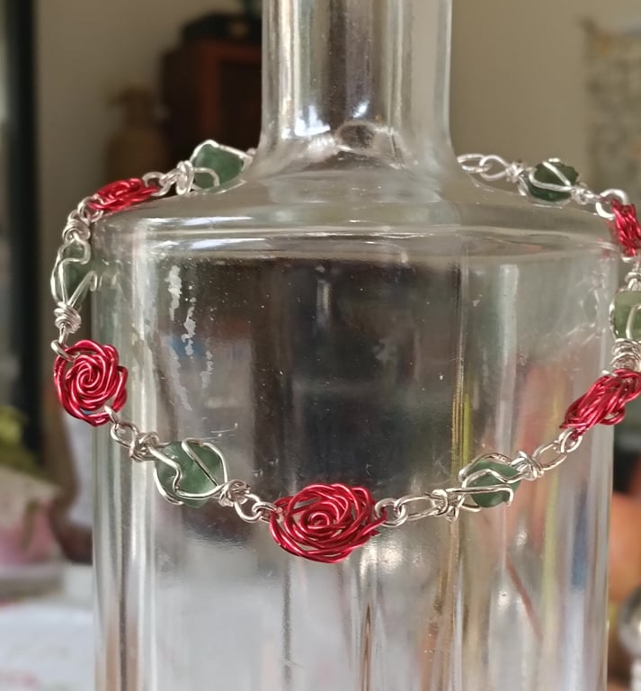 RED ROSES & GREEN LEAVES - Seaglass Bracelet et
