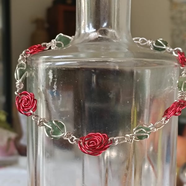 RED ROSES & GREEN LEAVES - Seaglass Bracelet et
