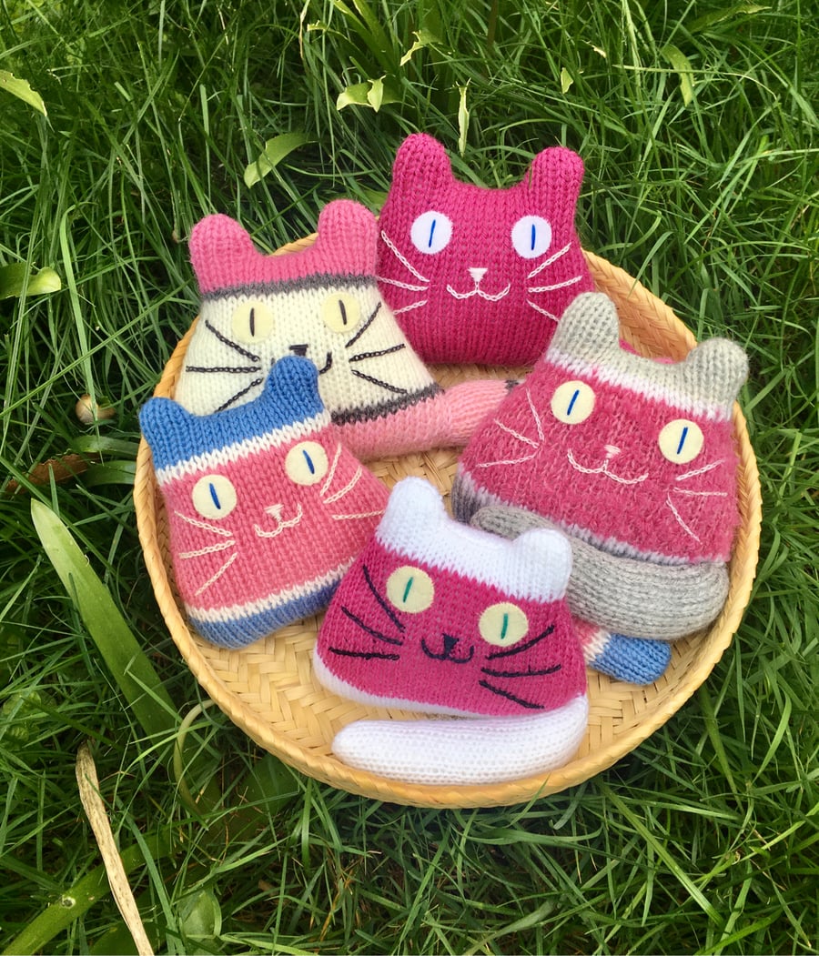 Pink knitted kitten  - Cat lover gift - Friendship token - Baby girl gift