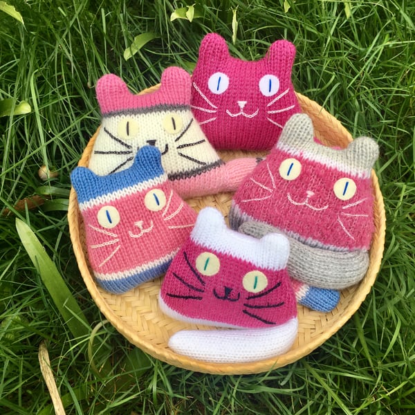 Pink knitted kitten  - Cat lover gift - Friendship token - Baby girl gift
