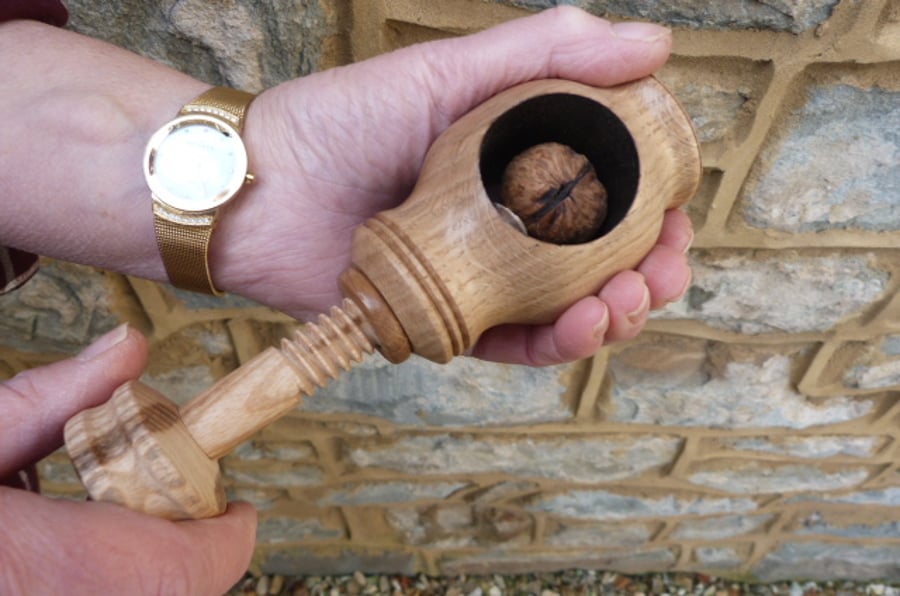 HAND HELD NUT CRACKER