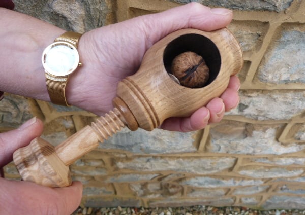 HAND HELD NUT CRACKER