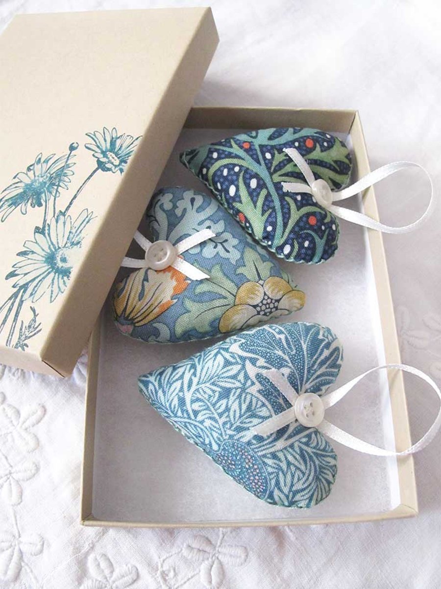 SET OF 3 WILLIAM MORRIS LAVENDER BAGS - HEART SHAPED