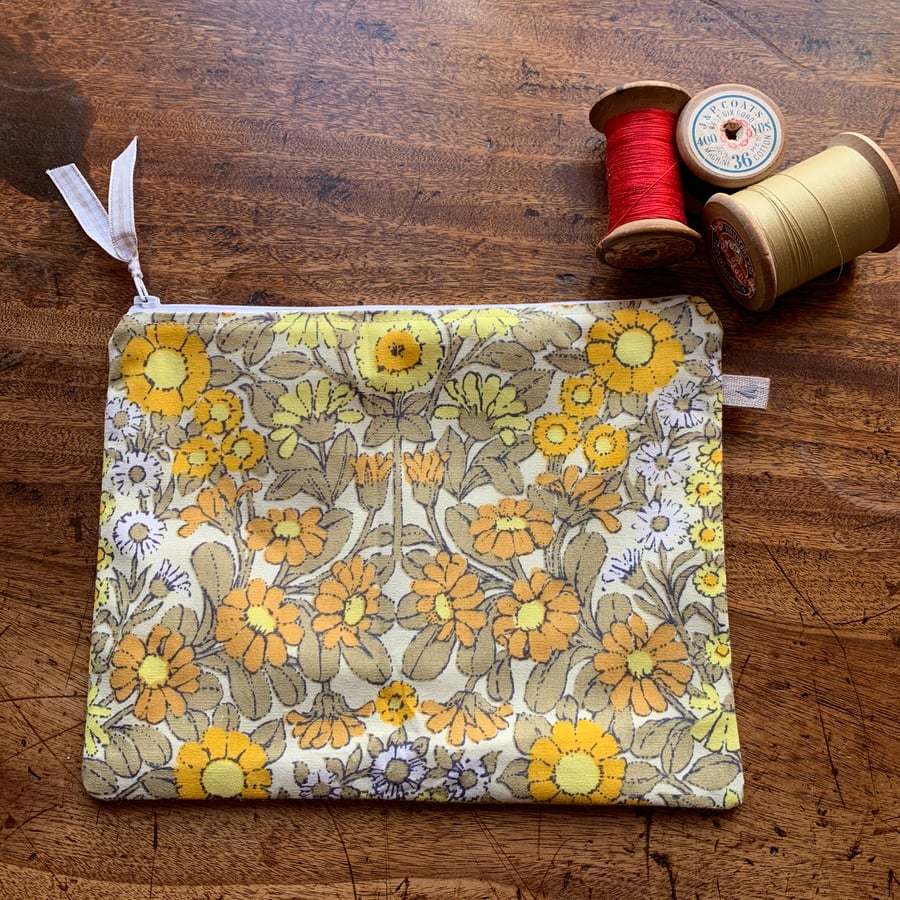 Vintage Daisy chain zip pouch