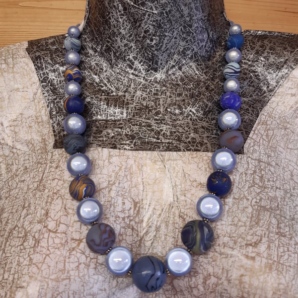 Necklace in shades of blue 