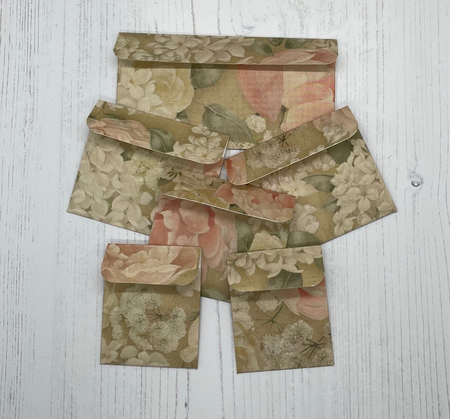 Set of 6 floral folders in a vellum pocket