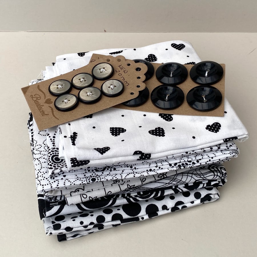 Fat quarter bundle black and white with 2 button cards, 7 fabric pieces