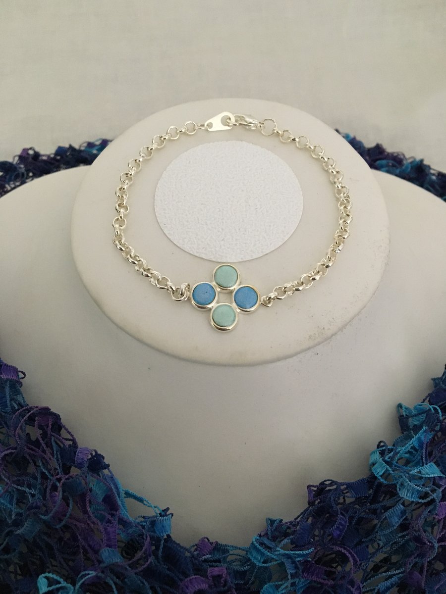 Very Pretty Bracelet with a Cluster of 4 in Pastel