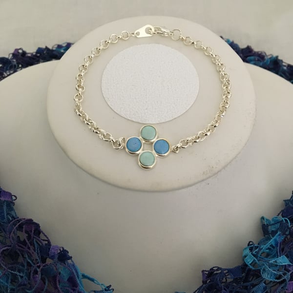 Very Pretty Bracelet with a Cluster of 4 in Pastel