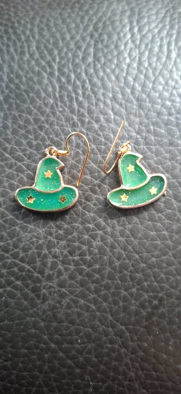 Witch hat earrings -green