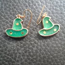 Witch hat earrings -green