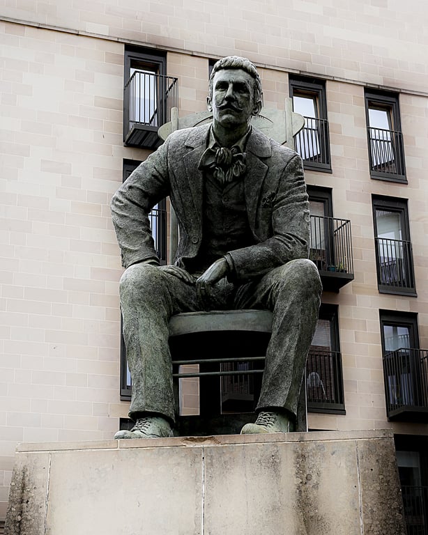 Statue of Charles Rennie Mackintosh, Glasgow