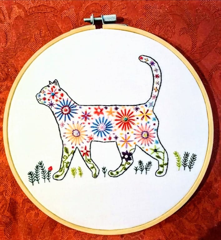 Embroidered cat hoop art, textile wall hanging, cat lovers gift 