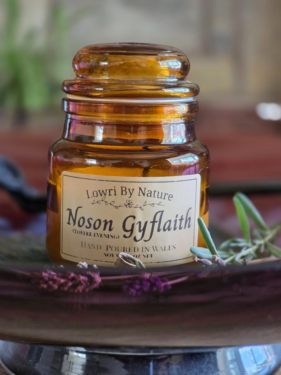 Noson Gyflaith (Toffee Evening) – Treacle Toffee Autumn Soy Candle in Amber Jar