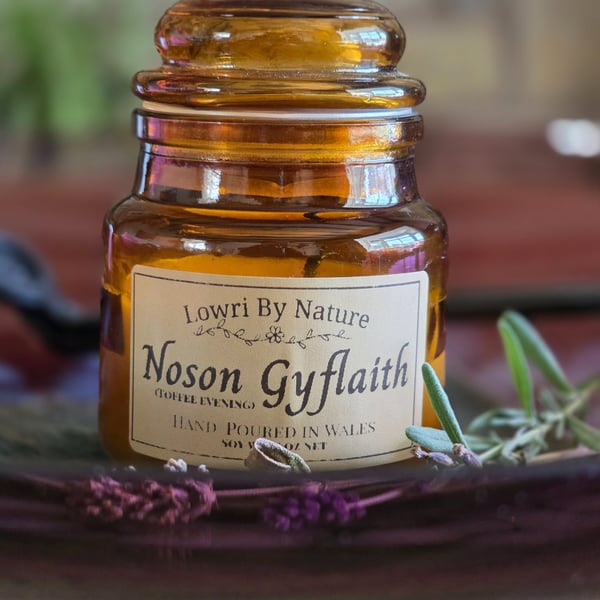 Noson Gyflaith (Toffee Evening) – Treacle Toffee Autumn Soy Candle in Amber Jar