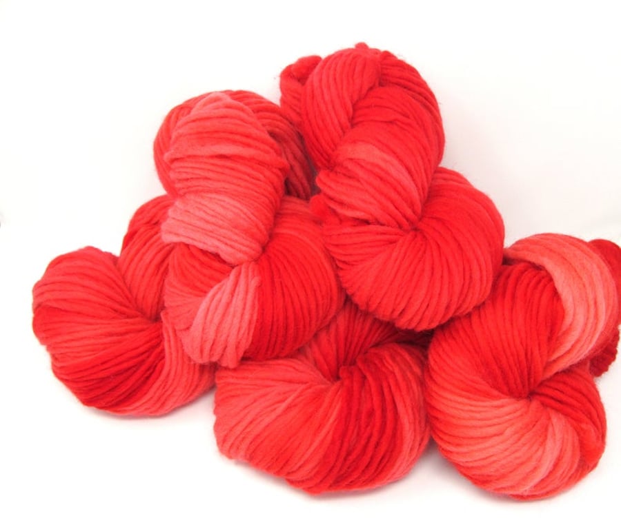 Cheviot Roving Wool Hand Dyed Pencil Roving extra chunky yarn 200g Red Ripple