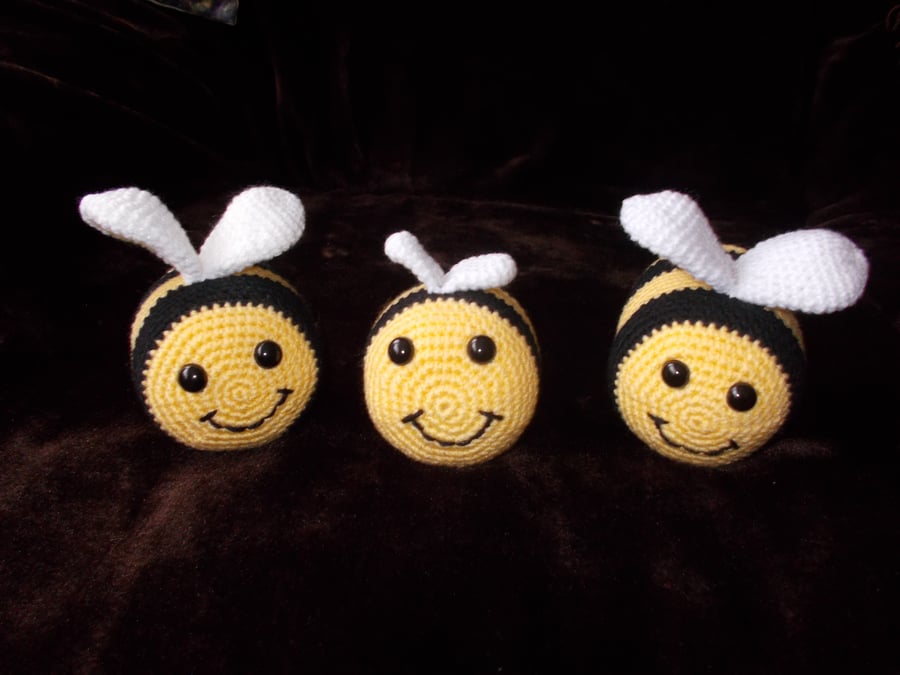 Crochet bumble bee 