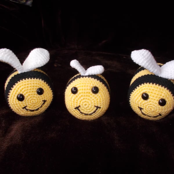 Crochet bumble bee 