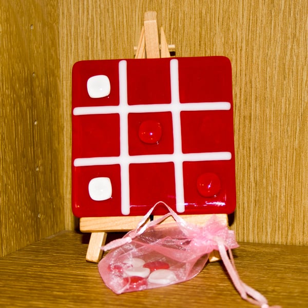 Red and White Tic Tac Toe - OXO Game in Fused Glass - 8038