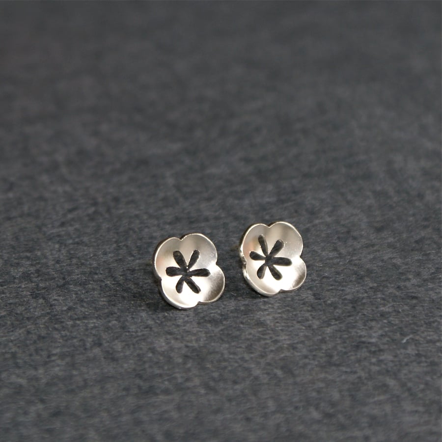 Retro pansy silver stud earrings
