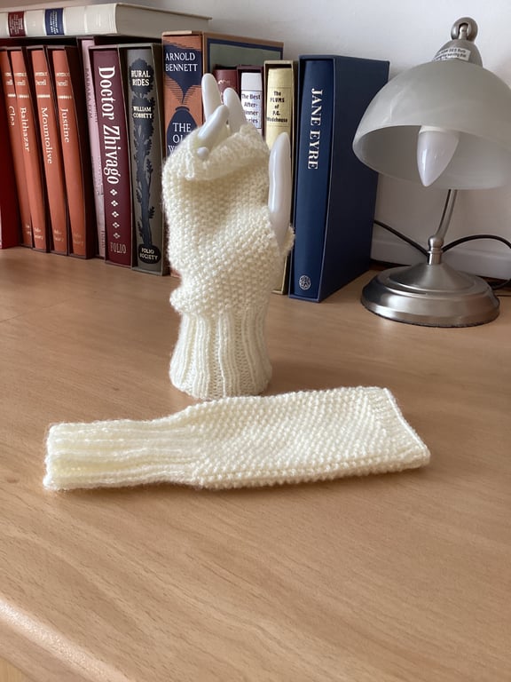 FINGERLESS GLOVES WRIST WARMERS MITTENS IN A CREAM COLOURED YARN