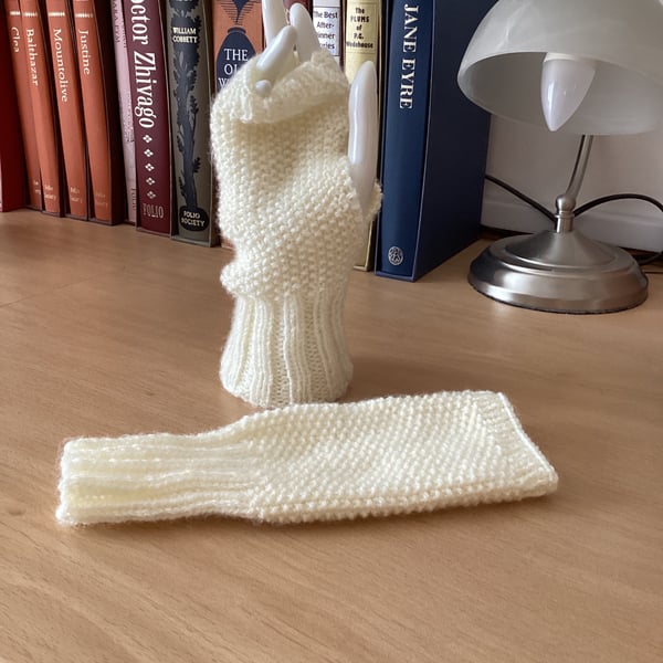 FINGERLESS GLOVES WRIST WARMERS MITTENS IN A CREAM COLOURED YARN