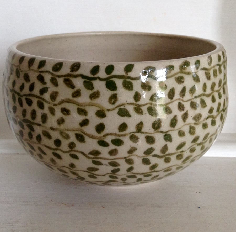 Soup bowl in pottery stoneware with leaf decoration