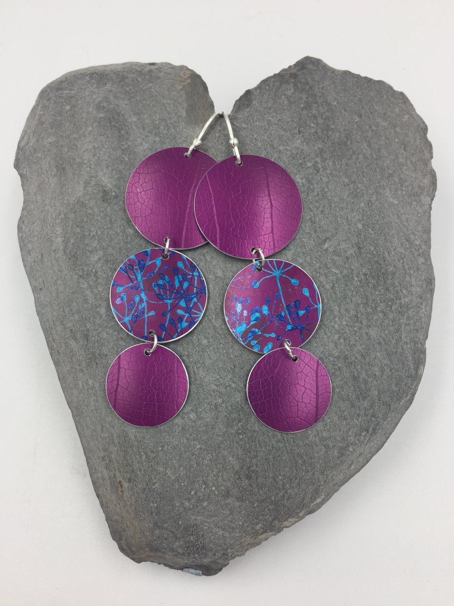 3 circle anodised aluminium dangly earrings in dark pink.