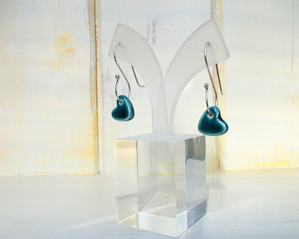 Ceramic peacock green hearts dangle earrings  - sterling silver hammered 