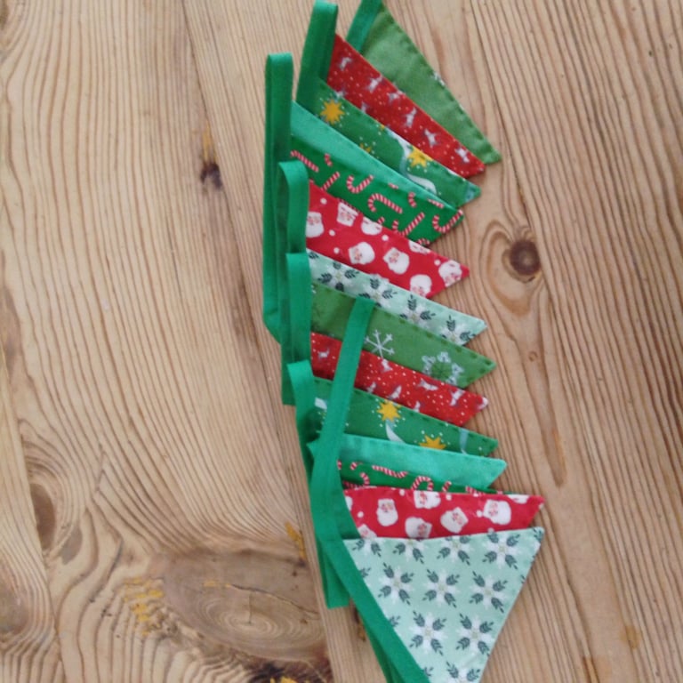 Christmas mini bunting in a green red colourway